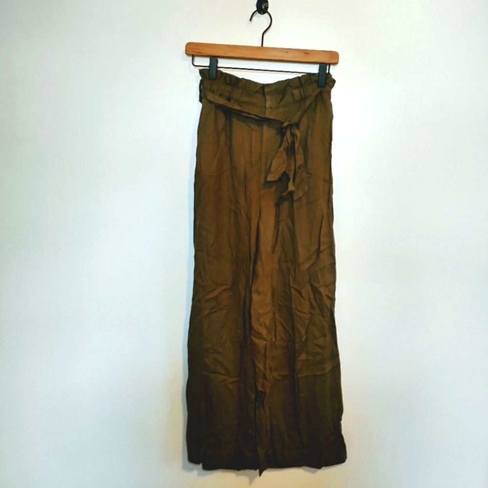 Forever 21 olive green paperbag flowy pants, great for the office! Has pockets,